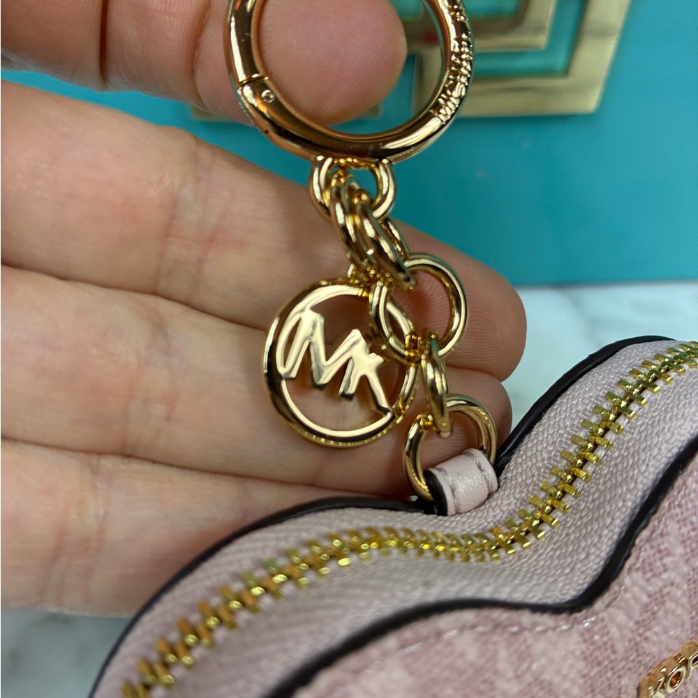 Michael Kors MK Jet Set Travel Powder Blush Pink Heart Coin Pouch Charm - NWT - Picture 2 of 7